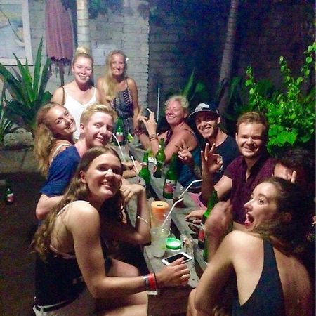Good For Ya Knee Hostel & Bungalows (Adults Only) ギリ・トラワンガン エクステリア 写真