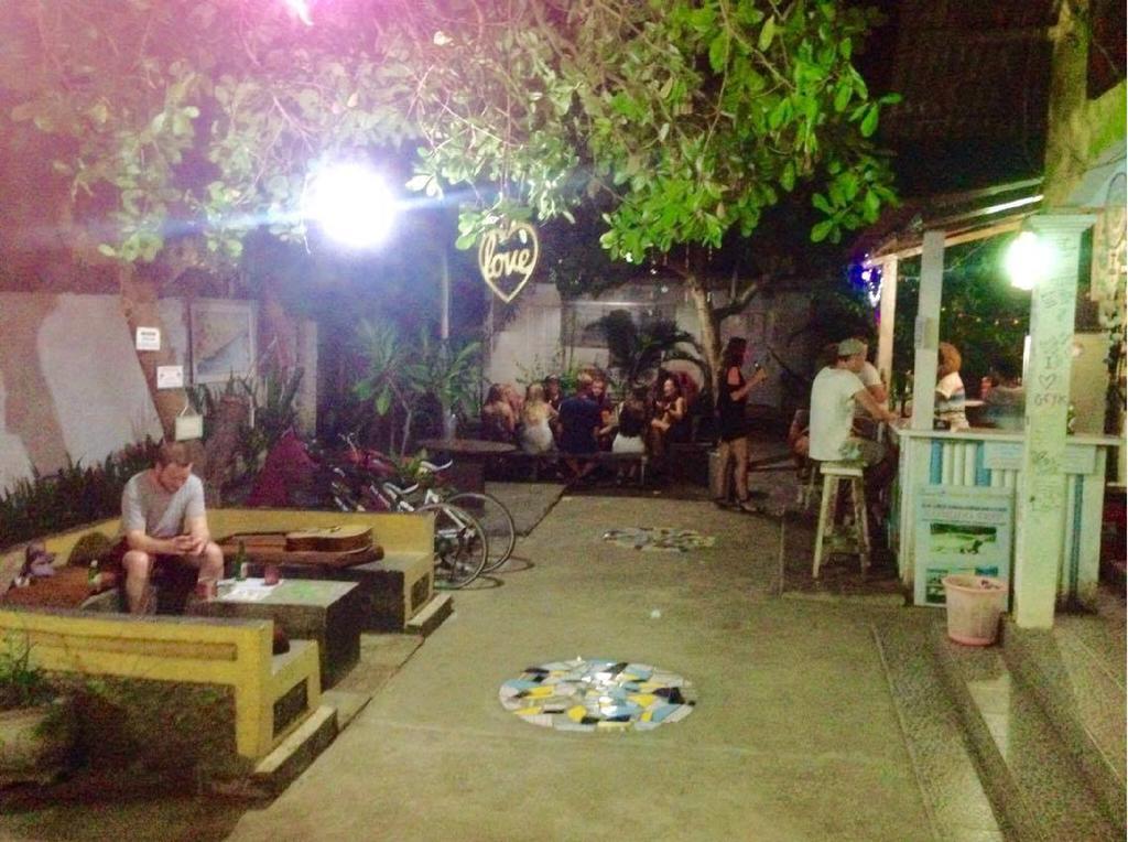 Good For Ya Knee Hostel & Bungalows (Adults Only) ギリ・トラワンガン エクステリア 写真