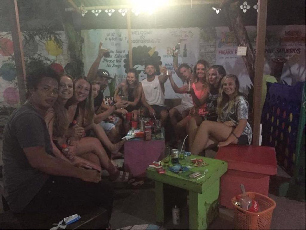 Good For Ya Knee Hostel & Bungalows (Adults Only) ギリ・トラワンガン エクステリア 写真